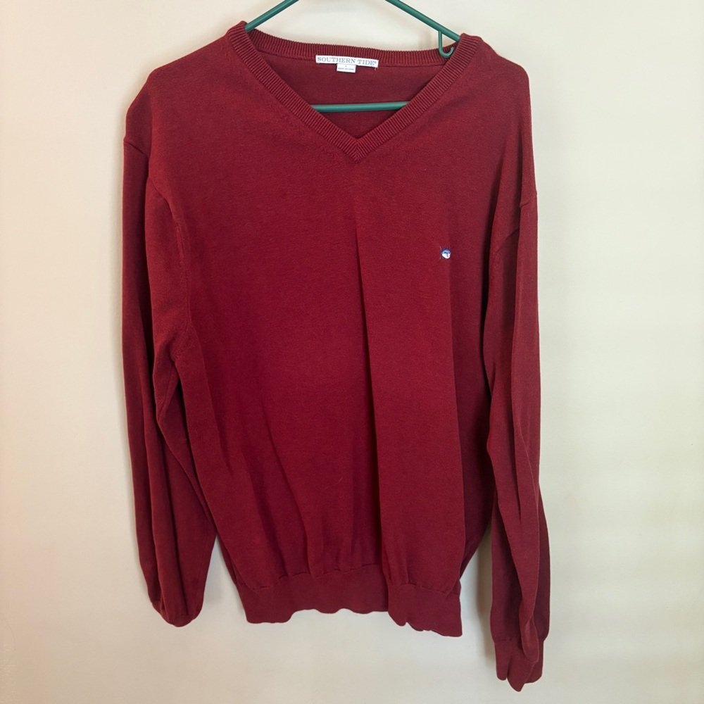 ⭐ Southern Tide Men’s V-Neck Sweater – Classic Red 💼🐟